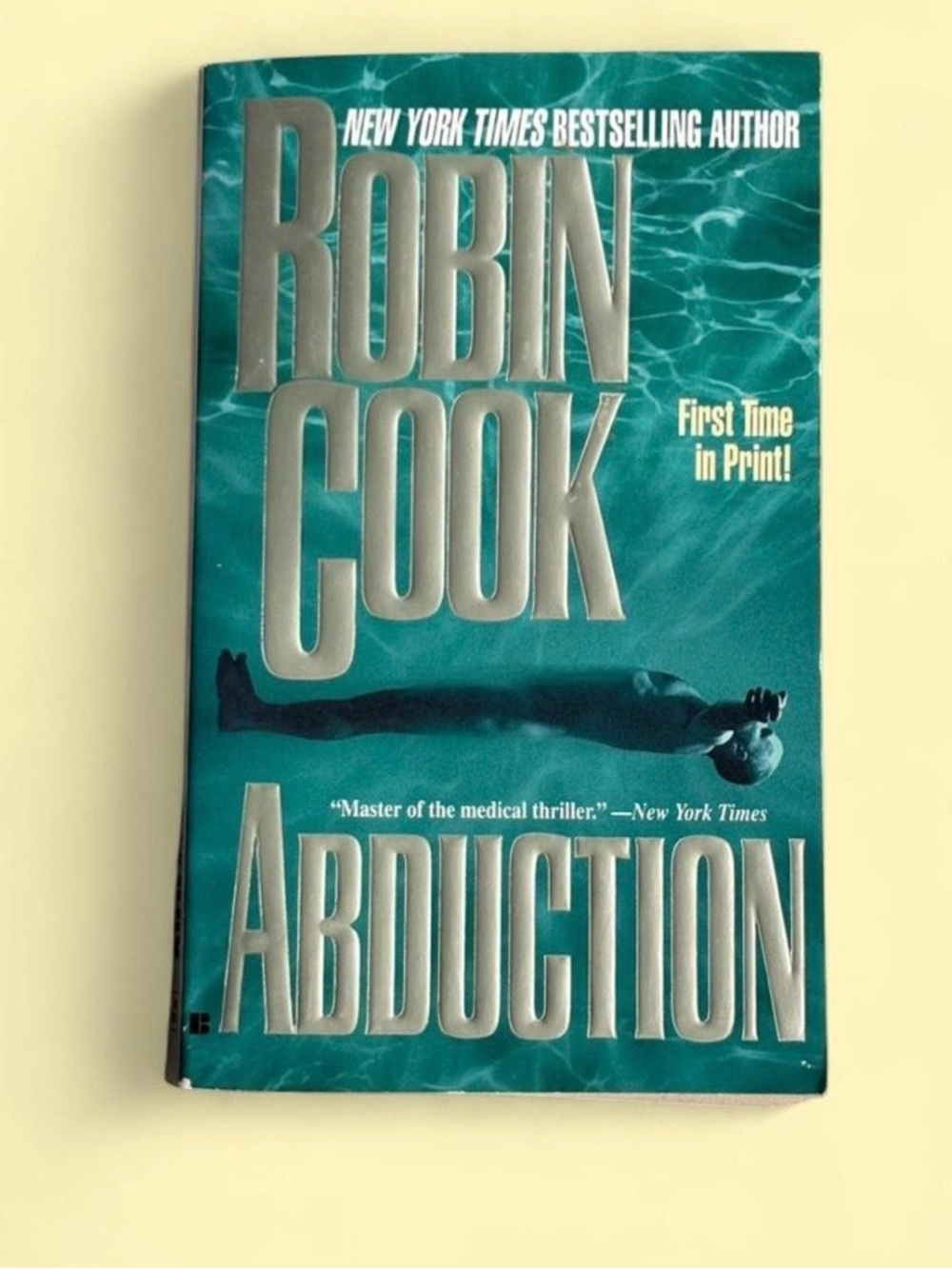 Abduction by Robin Cook Berkley Paperback Medical Thriller Science Fiction